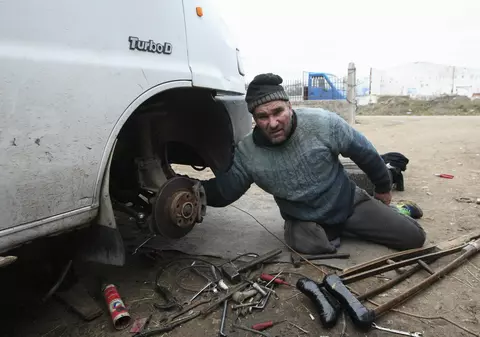 Cel mai sărac mecanic auto: repară BMW, dar umblă cu o căruţă