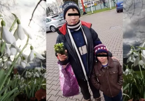 Copiii care vând ghiocei ca să-și întrețină familia. Frații din Iași dârdâie de frig și îi roagă pe trecători le cumpere florile culese din pădure