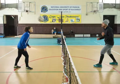Campioana mondială de fotbal tenis Anemaria Gherghel s-a bătut cu solistul Peter Pop!
