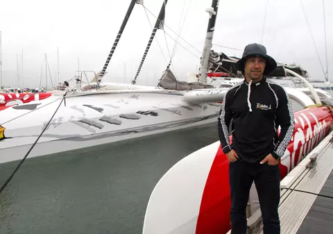 Navigatorul Thomas Coville a făcut înconjurul lumii în mai puțin de 50 de zile! Cine este francezul primit ca un erou la Brest de mii de oameni