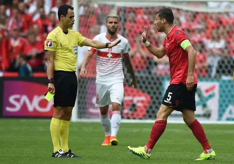 FIFA dorește ca la un meci doar căpitanul de echipă să se poată adresa arbitrului