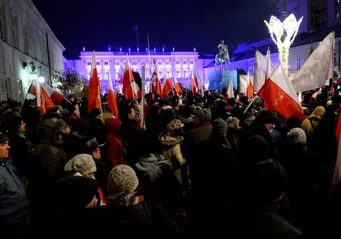 Tensiuni la Varșovia | A patra zi de proteste în Polonia. Opoziția ocupă în continuare parlamentul