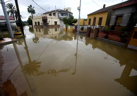 Inundațiile fac ravagii în Spania. Momentul dramatic în care un bărbat este luat de puhoaie | VIDEO