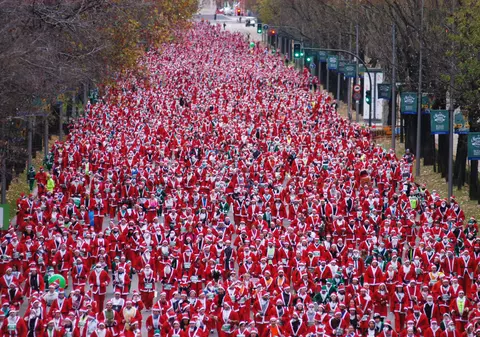 Cursa Moșilor Crăciun. Zeci de mii de oameni au alergat prin Madrid