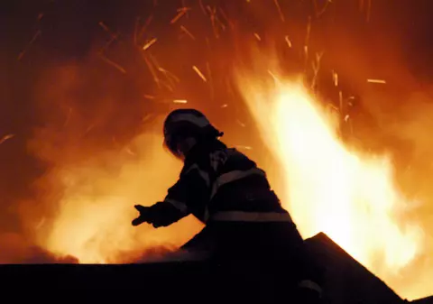 Un muncitor era să incendieze tot blocul