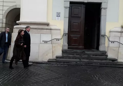 Klaus Iohannis, alături de soția sa la slujba de Crăciun de la Sibiu