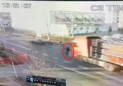 Un bărbat a fost lovit de camion în județul Dâmbovița. Spulberat, după ce a traversat în fugă