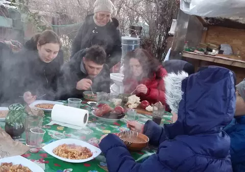 Ziua Națională, sărbătorită cu fasole cu ciolan, în spatele blocului GALERIE FOTO