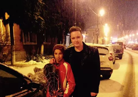 Patinoarul din Baia Mare, boicotat. Samson, un copil sărman, nu a fost lăsat de administratorul patinoarului să intre pe gheață, deși avea bilet