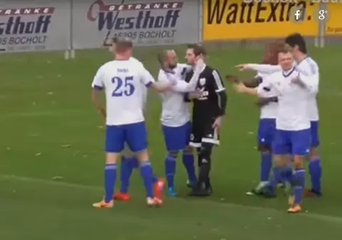 Acest fotbalist i-a uimit și pe adversari cu gestul său! Unul dintre jucătorii de la echipa adversă chiar l-a pupat! | VIDEO
