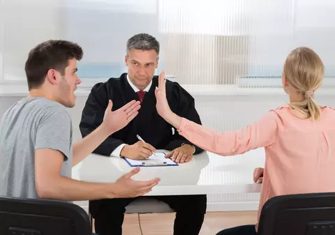 LIBERTATEA TE AJUTĂ: Am divorțat, fosta soție a rămas în Italia. Mai trebuie să-i plătesc pensia de întreținere?