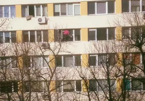 O pensionară a murit, după ce a căzut de la fereastră, în județul Gorj. Femeia ștergea geamurile