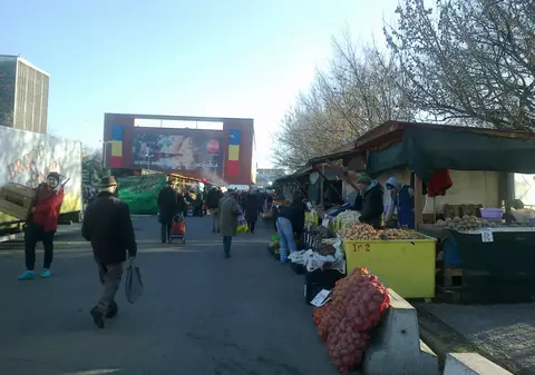Pentru că nu pot ieftini mai mult produsele, ţăranii le dau la bucată. Pieţarii vând legume pentru ”ciorba de piatră”