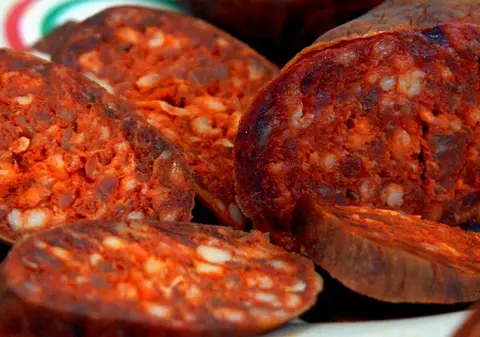 Descoperire șocantă în parcul IOR din București! S-a găsit o pungă cu cârnaţi, iar ce era în carne e de necrezut