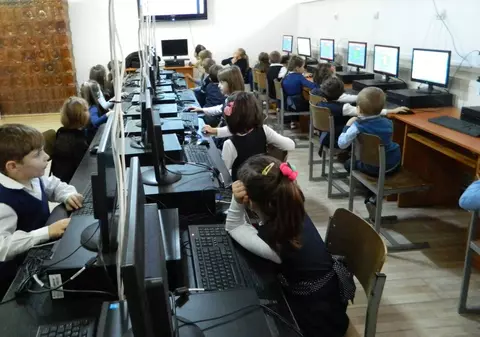 Din toamnă apare o nouă materie. Elevii de gimnaziu vor învăța obligatoriu secretele internetului