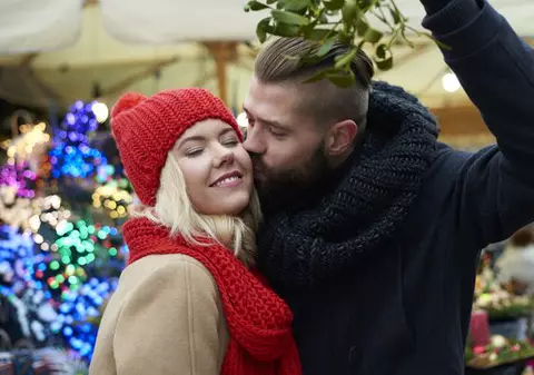 De ce e bine să ne sărutăm sub vâsc