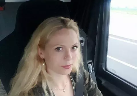 Sexy şoferiţă de TIR din Botoșani și-a scurtat concendiul de dorul iubitului GALERIE FOTO