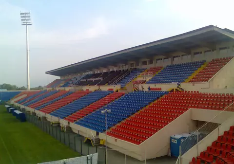 O arenă mare a țării se închiriază cu ora pe o sumă derizorie. Cât costă să joci pe un alt stadion, cel de Liga Campionilor din Piatra-Neamț