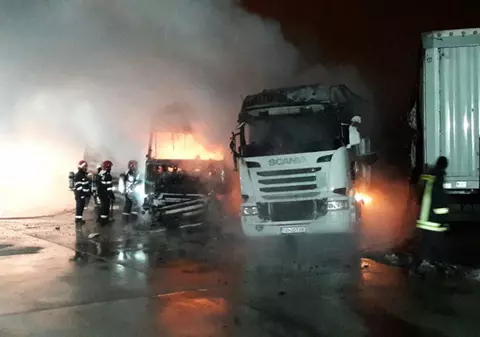 Incendiu într-o parcare din Șura Mare: patru TIR-uri au ars