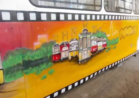 Pe linia RATB 1 circulă două tramvaie pictate cu grafiti
