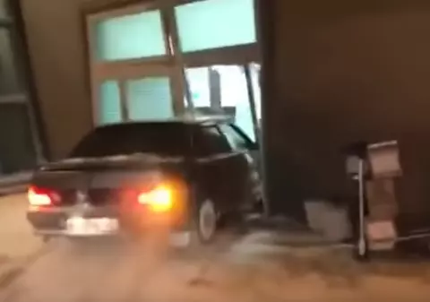 Alertă de securitate pe un aeroport rus. Un bărbat, dornic să-și vadă iubita, a intrat cu mașina în clădire