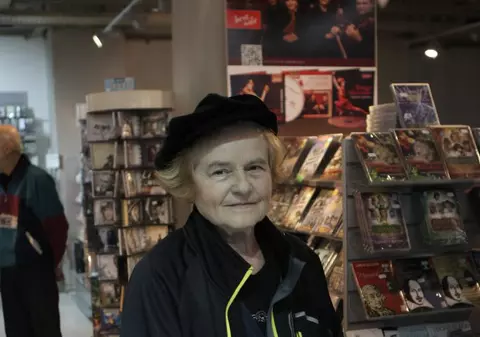 EXCLUSIV/ Sărbători negre pentru văduva lui Marin Moraru. Vecinii îi oferă companie ca să o scoată din depresie!