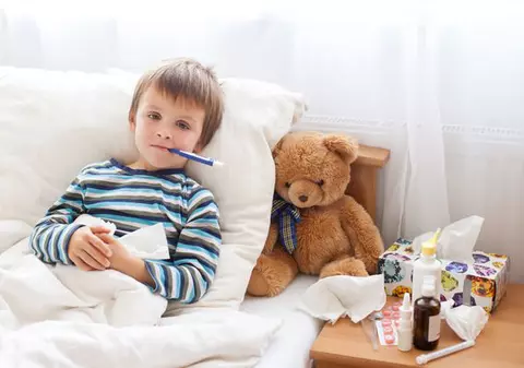 Viroza de sezon le dă mari bătăi de cap românilor. Care sunt simptomele și cum se tratează