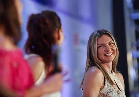 Aventura Simonei Halep la turneul de la Shenzhen în imagini. Afară a zâmbit, pe teren s-a chinuit / GALERIE FOTO & VIDEO
