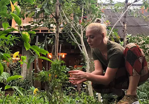 Delia s-a dat în spectacol în Thailanda. "De ce învârți cuțitul?"