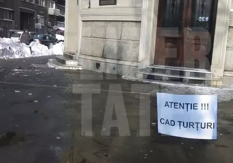 Țurțurii sunt un pericol pentru pietoni. 100 de apeluri la pompieri în Capitală, în doar două zile / FOTO