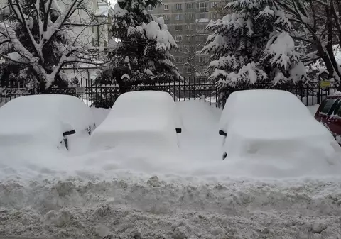 Aglomerație, haos, frig și nervi întinși la maximum! Bucureștiul a fost învins de a doua ninsoare!