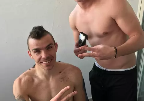 Frizerul Steliano Filip. Fundașul stânga l-a tuns pe Dan Nistor în cantonamentul din Spania. Reacția soției când și-a văzut bărbatul cu creastă