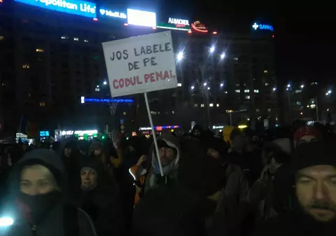 Câteva sute de persoane au protestat din nou, joi seara, faţă de proiectele de ordonanţă vizând graţierea