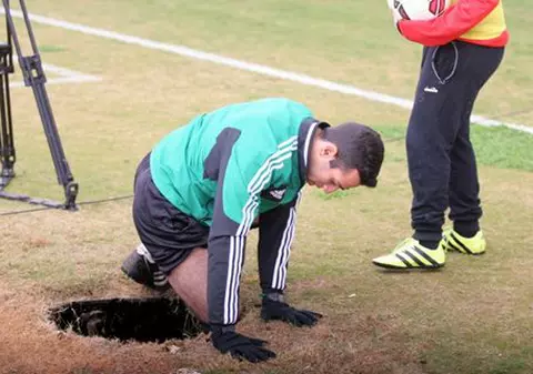 Incident nemaivăzut în fotbal, petrecut în Israel: un arbitru a căzut într-o groapă