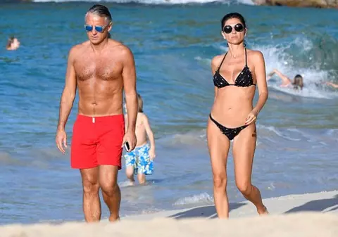 Mancini are fizic de fotomodel, la 52 de ani. Se relaxează cu noua lui iubită, la Saint Barths