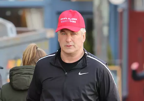 Alec Baldwin îl atacă pe Donald Trump, cu un mesaj în limba rusă