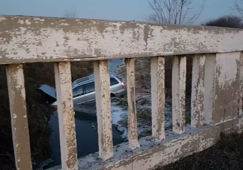 Au plonjat cu mașina într-un canal de irigații din Arad. Aventură șocantă pentru doi soți la începutul noului an