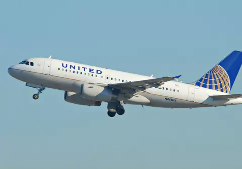 Un avion care a decolat în 2017 a aterizat în 2016. Cum a fost posibil