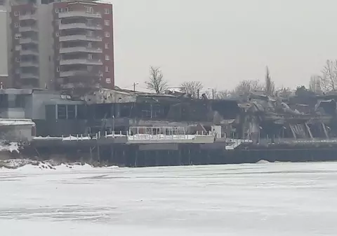 EXCLUSIV. Bamboo arde de 40 de ore! Pompierii militari țin sub control două focare din subsolul clubului