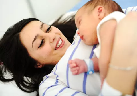 Vârsta la care femeile dau naștere primului copil le influențează longevitatea
