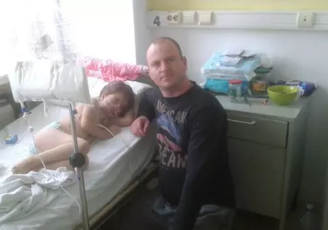 EXCLUSIV / Fetița snopită în bătaie de mama ei tremură de frică atunci când aude numele femeii