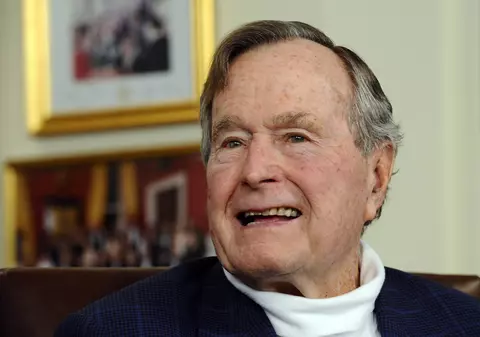 Bush senior, vizitat de fiul său la spital. Cum arată fostul președinte american în vârstă de 92 de ani