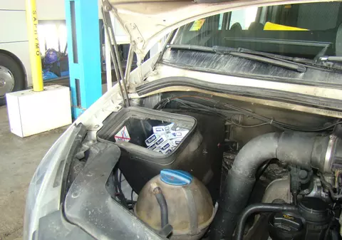 Peste 1.000 de țigarete ascunse în filtrele de aer