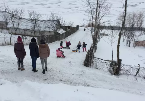 Zăpada a adus bucurie elevilor din Botoșani! Au ieșit la șăniuș în loc să meargă la școală