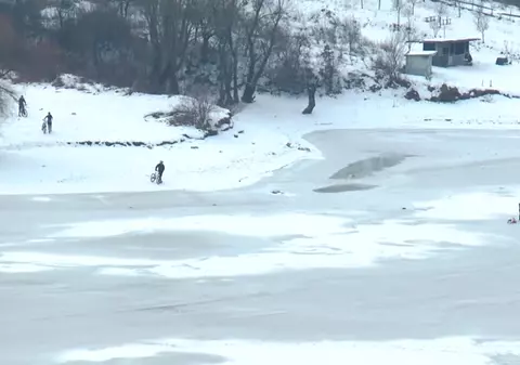 Tinerii patinează pe Lacul Cinciș din Hunedoara care a înghețat. Gheața se poate sparge oricând