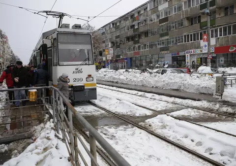 Abonații RATB sunt aşteptaţi să-şi ridice biletele gratuite la… teatru