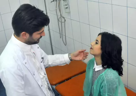 O adolescentă din Bacău și-a recăpătat zâmbetul în urma unei operații rare. Avea fața umflată și dureri când mesteca