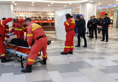 O femeie a murit într-un mall din cartierul Drumul Taberei. Victimei i s-a făcut rău și a căzut pe balustrada scărilor rulante
