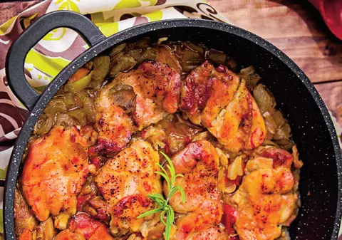 Pulpe de pui cu legume la cuptor