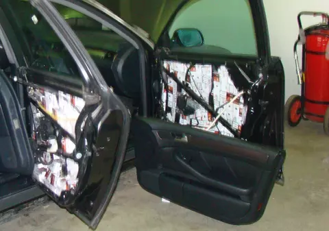 Și-a căptușit mașina cu zeci de mii țigări de contrabandă. Polițiștii de frontieră au descoperit în portierele, în tavanul și în aripile autoturismului 1.500 de pachete de țigări